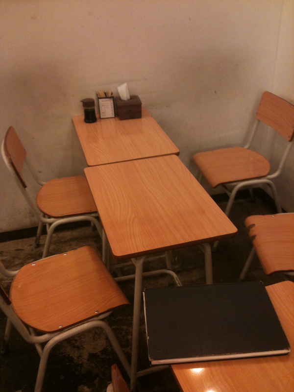 Iskolapad és székek a koreai étteremben.