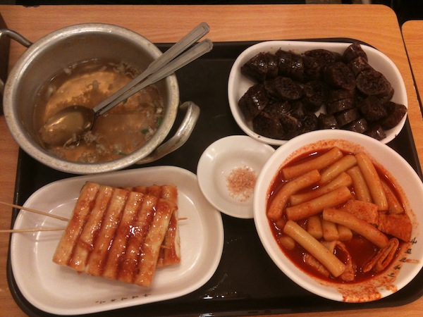 Koreai ételek egy tálcán.