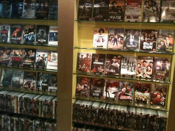 DVD választék a polcon Dél-Koreában.