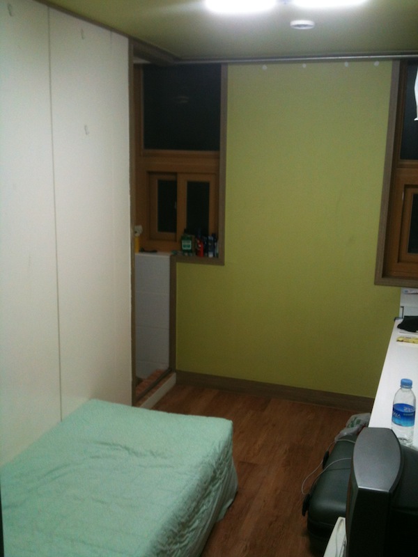 A képen a gosiwon szobám látható.